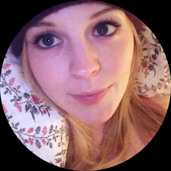 Profile Picture of Ashley Blythe (@blythe_a) on Poshmark