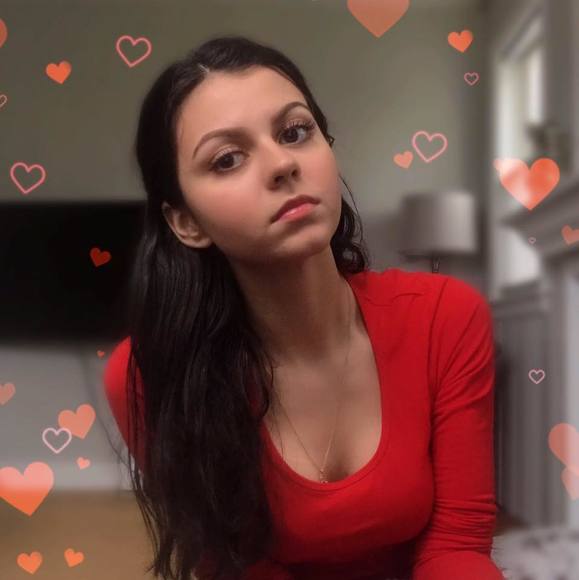 Profile Picture of Larissa Roettger (@larissaroettger) on Poshmark