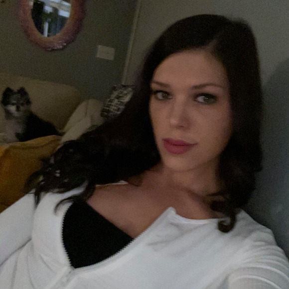 Alyssa Brochert - Poshmark Profile Picture of Alyssa Brochert (@abrochert1991) on Poshmark