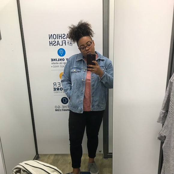 Profile Picture of Adriana Arthur (@aearthut) on Poshmark