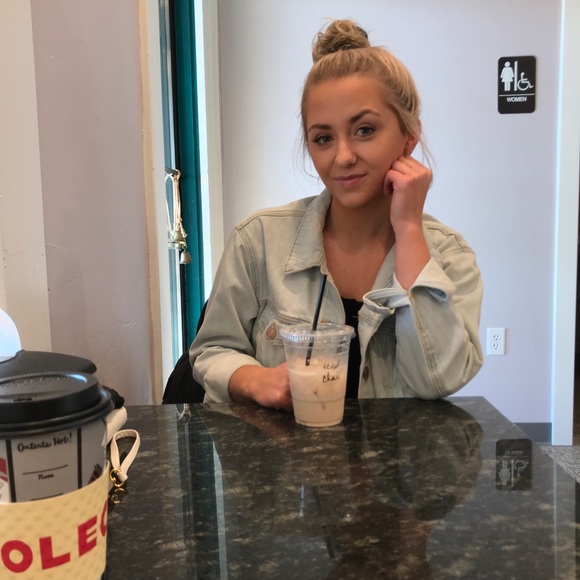 Profile Picture of Courtney Metzner (@courtxmetz) on Poshmark