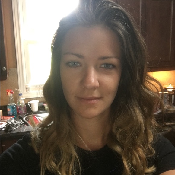 Profile Picture of Lisa Laurenssen (@lisalaurenssen) on Poshmark