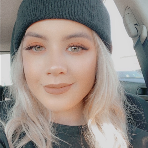 Profile Picture of Aleisha Dugray chan (@aleishadc) on Poshmark