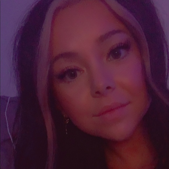 Profile Picture of Amber Feschuk (@feschukamber) on Poshmark