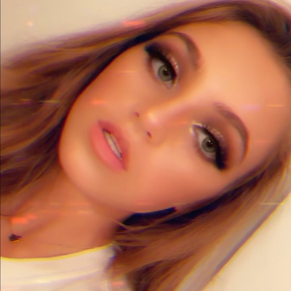 Profile Picture of Julia Jankowski (@juliajan_2003) on Poshmark