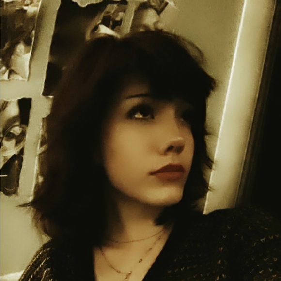 Profile Picture of Miranda Yates (@miranda_yat2020) on Poshmark