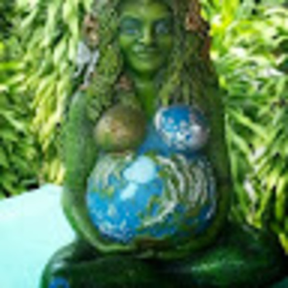 Profile Picture of Levinia Perez (@leviniaperez) on Poshmark