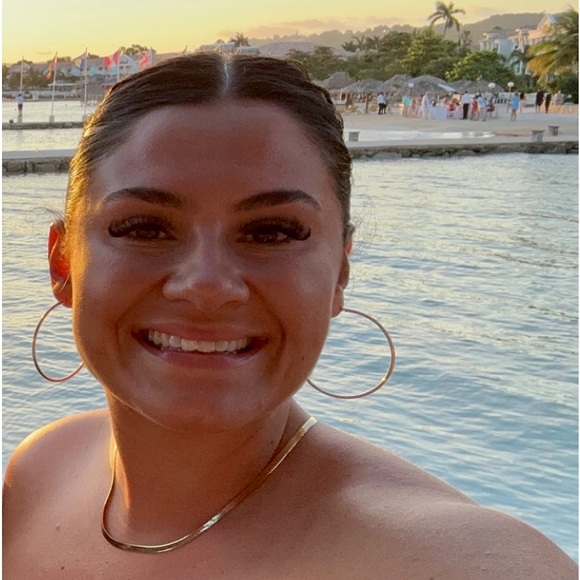 Profile Picture of Brianna Farrar (@briannafarrar) on Poshmark