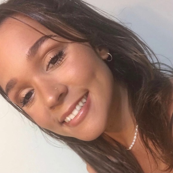 Profile Picture of Alexandra Fontes (@alexandrafontes) on Poshmark