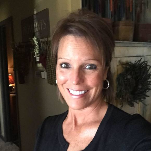 Profile Picture of Amy Renfro (@arenfro1105) on Poshmark