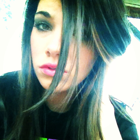 Profile Picture of Angelle Muse (@angellerenee) on Poshmark