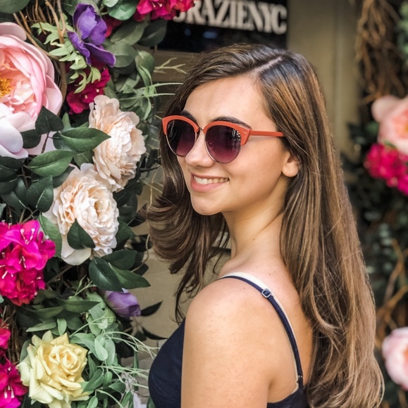 Profile Picture of Julia Ianculovici (@jianculovici) on Poshmark