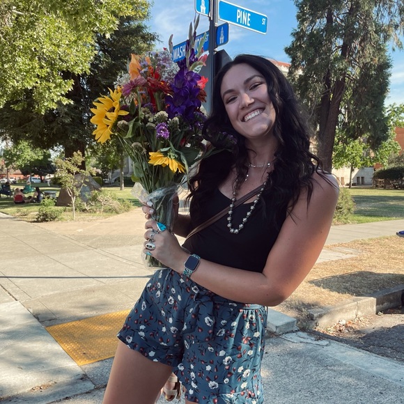 Profile Picture of Sami Stabile (@samistabile98) on Poshmark