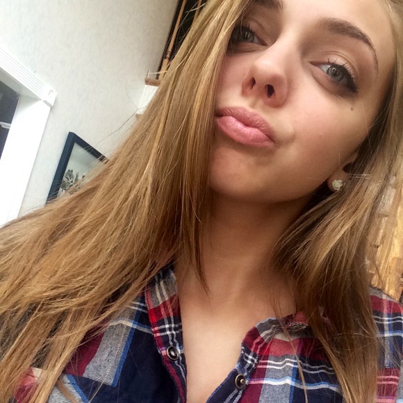 Profile Picture of Sophie Duffner (@sophieduffs) on Poshmark