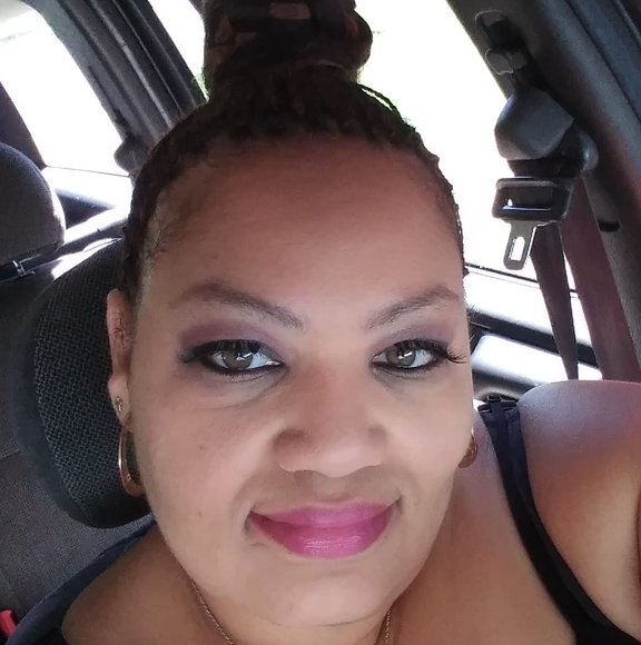 Profile Picture of Paula Pulley (@liteiis) on Poshmark