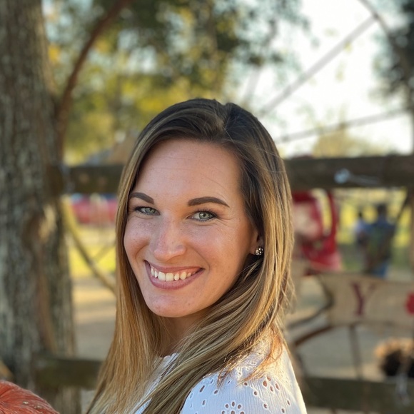 Profile Picture of Danielle Wolfe (@missdaniewolfie) on Poshmark