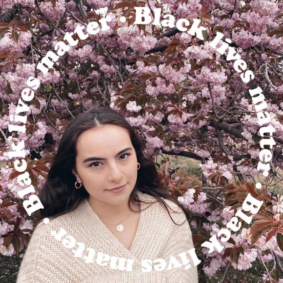 Profile Picture of Ave Bonwit (@avelinaaa) on Poshmark