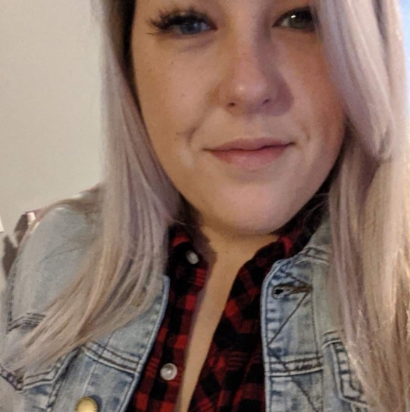 Profile Picture of Jenna Pawarski (@jpawarski) on Poshmark