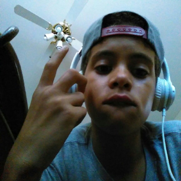 Profile Picture of Kris Shute (@krisshute) on Poshmark