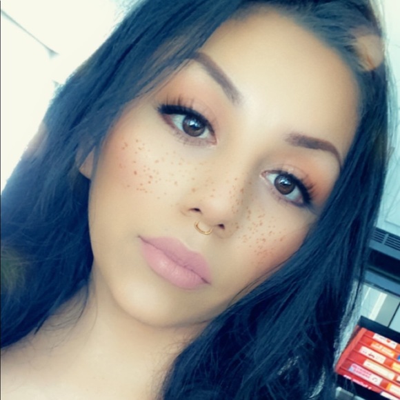 Profile Picture of Nashelli Sumano (@sumanonashelli) on Poshmark