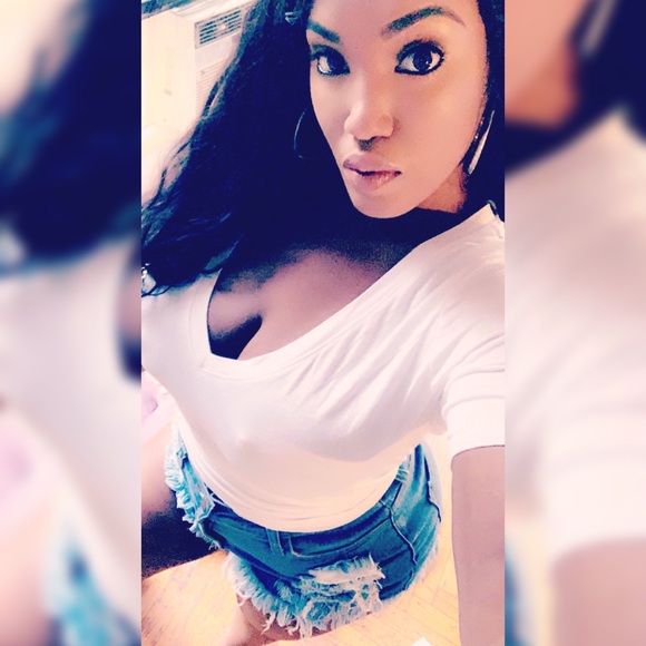 Profile Picture of Tia Pericles (@tiaper) on Poshmark