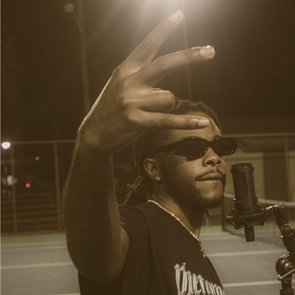 Profile Picture of Terence Thomas (@shopwithwave) on Poshmark