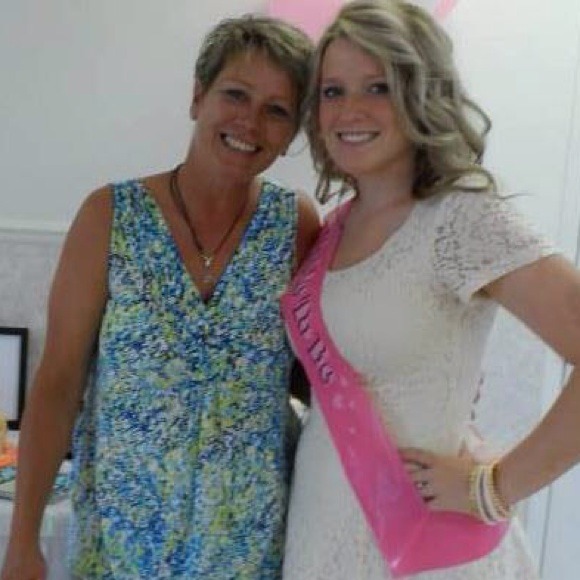 Profile Picture of Joni Zinser (@joniz518) on Poshmark