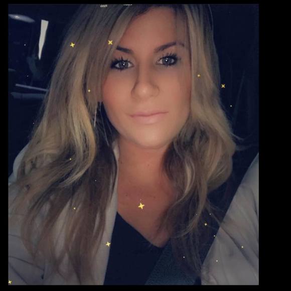 Nicole Angle - Poshmark Profile Picture of Nicole Angle (@nclangle) on Poshmark