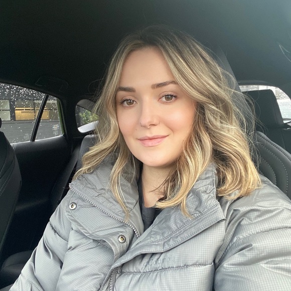 Profile Picture of Anhelina Feitser (@anhelina_f) on Poshmark