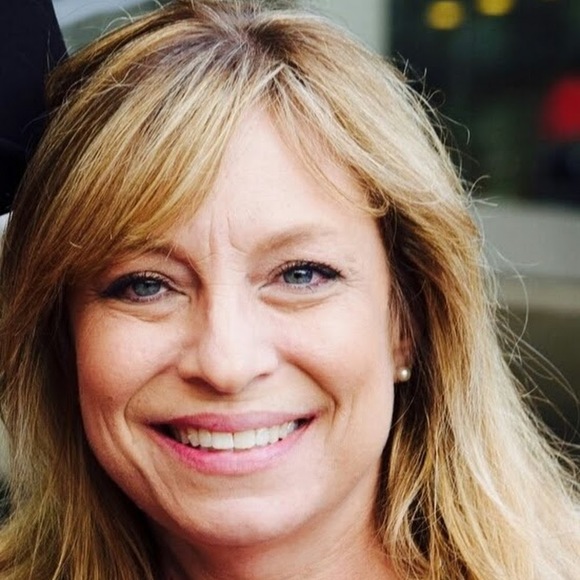 Profile Picture of Lisa Aloy (@lisaaloy) on Poshmark