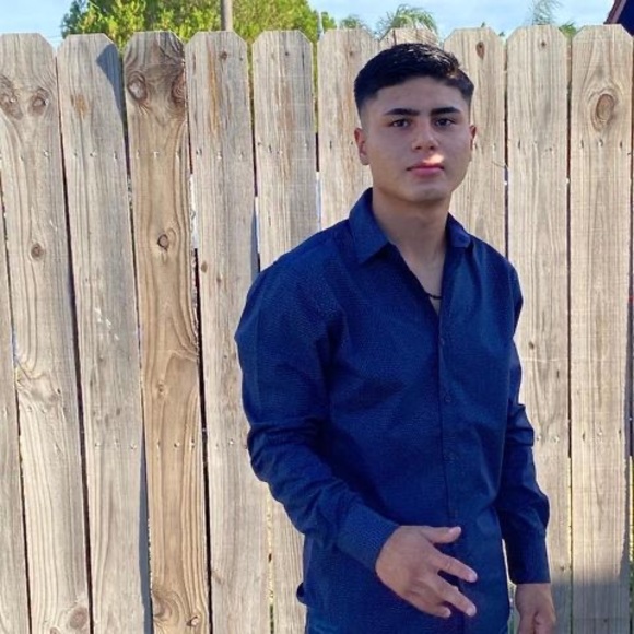 Profile Picture of Cesar Cuenca (@cesarcuenca) on Poshmark