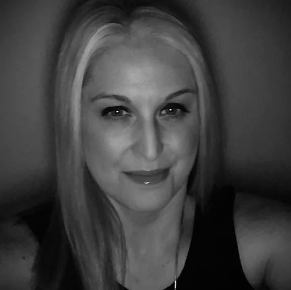 Suzanne Streeper - Poshmark Profile Picture of Suzanne Streeper (@suzqnv) on Poshmark