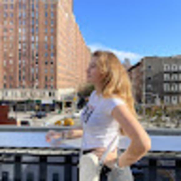 Profile Picture of Sophie Woodcock (@sophiewoodcock) on Poshmark