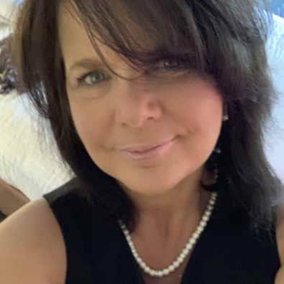 Profile Picture of Lisa Layfield (@lisalou1966) on Poshmark