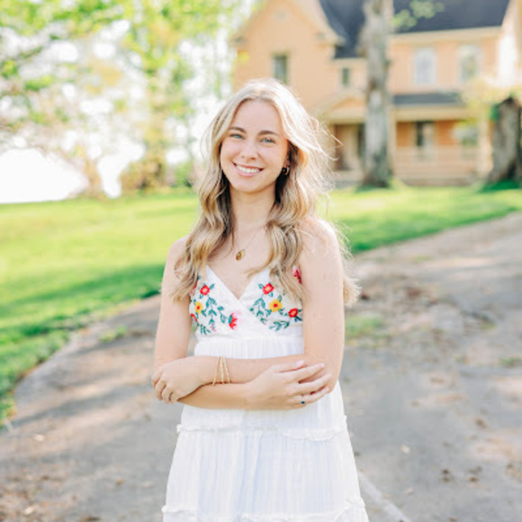 Profile Picture of Ava Woolum (@ava_woolum) on Poshmark