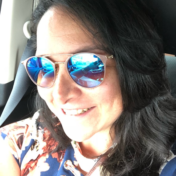 Profile Picture of Karu Krans (@turqueza234) on Poshmark