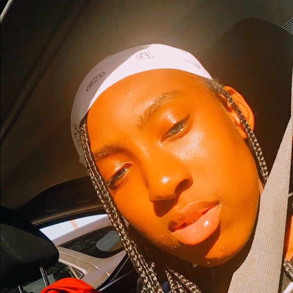 Profile Picture of Nevayah Shyne (@vayahh_) on Poshmark