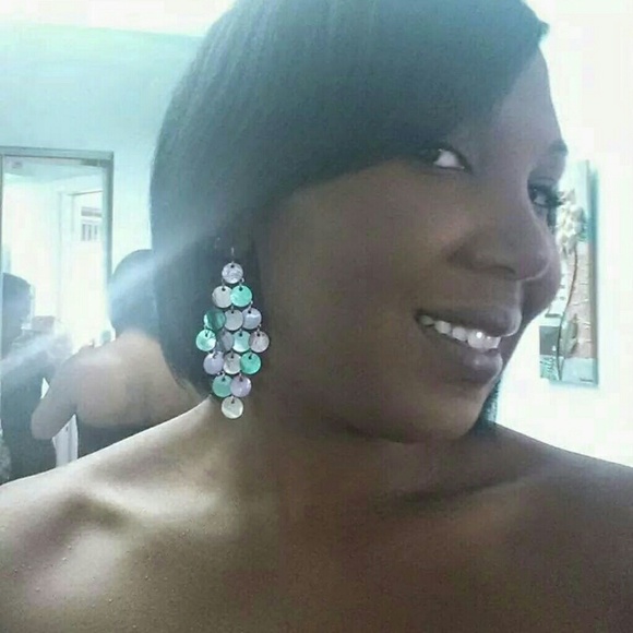 Profile Picture of Tina Pyle (@tinanicole518) on Poshmark