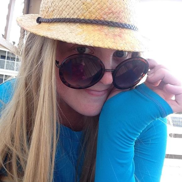 Profile Picture of Jenna Lander (@grlnxtdoor85) on Poshmark