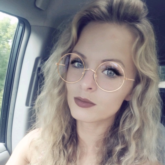 Profile Picture of Alana Howe (@alanahowe) on Poshmark