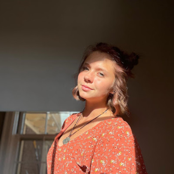 Profile Picture of Olivia Fielding (@livyfielding) on Poshmark