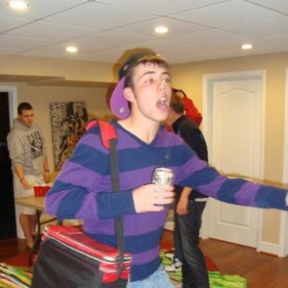 Profile Picture of Kevin Bowen (@kevinpoolman) on Poshmark