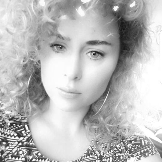 Profile Picture of laura (@laurableus) on Tiktok