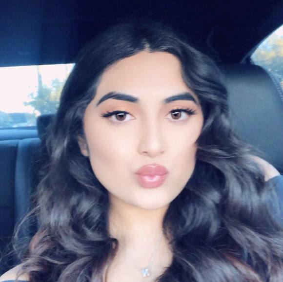 Profile Picture of Andrea Chavez (@lovley_andrea) on Poshmark