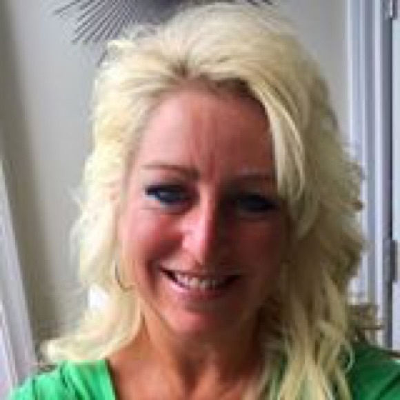 Profile Picture of Cheryl Lowe (@imaginesgal) on Poshmark