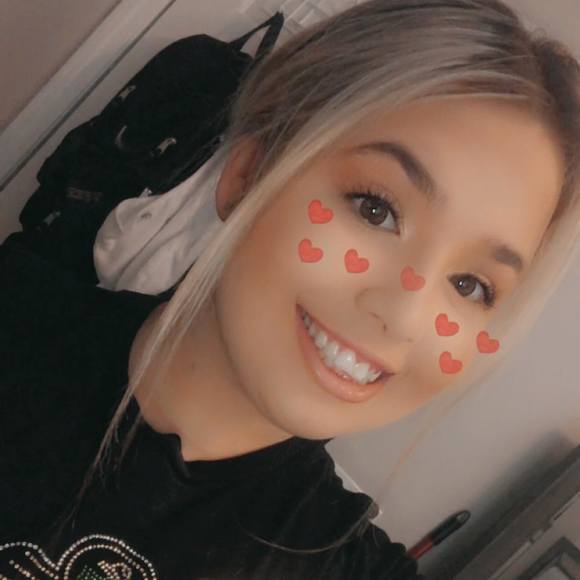 Profile Picture of Alexis Hazy (@alexishazy) on Poshmark