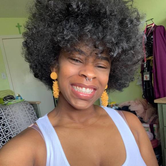 Profile Picture of Bianca Beal (@biancabeal27) on Poshmark