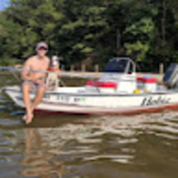 Profile Picture of Aaron Hull (@aaron163096) on Poshmark