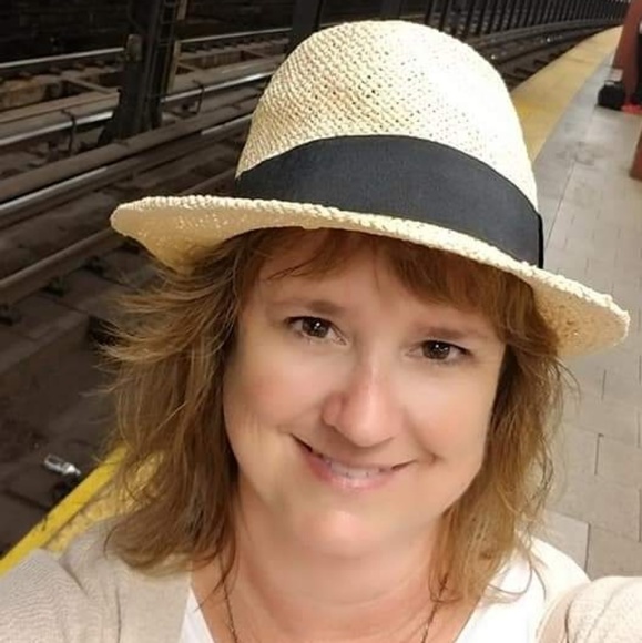 Profile Picture of * secondhand * perfect * perfect (@gabesta24) on Poshmark