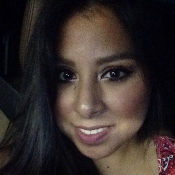 Profile Picture of Andrea Pelaez (@ampelaez) on Poshmark